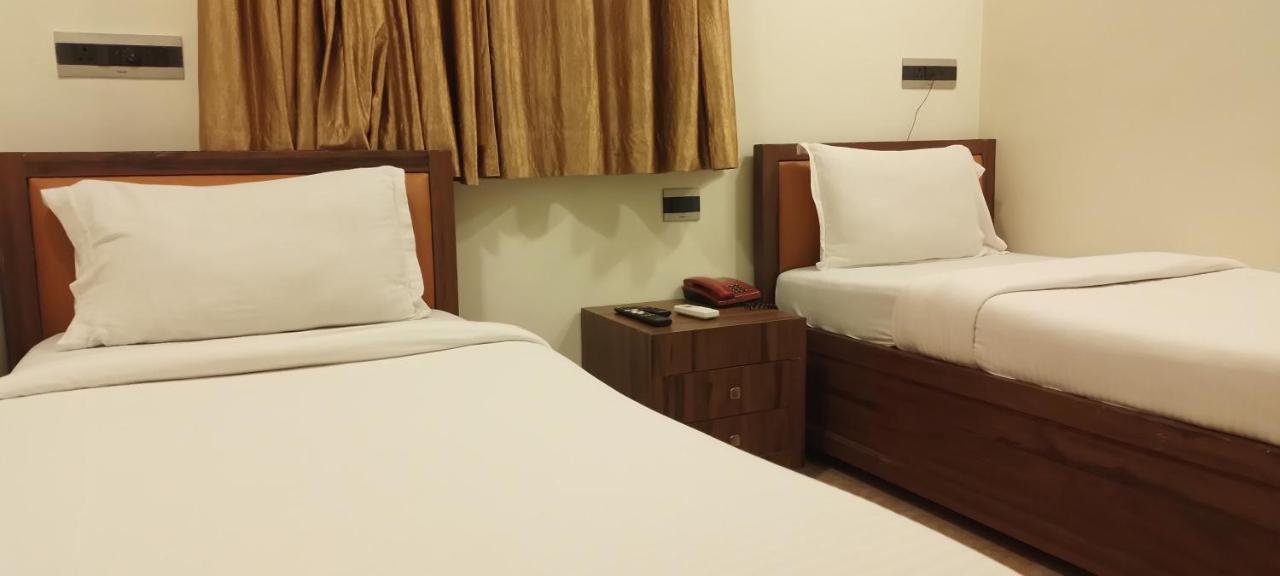 Shine Hospitality Palace Mumbai Exterior foto