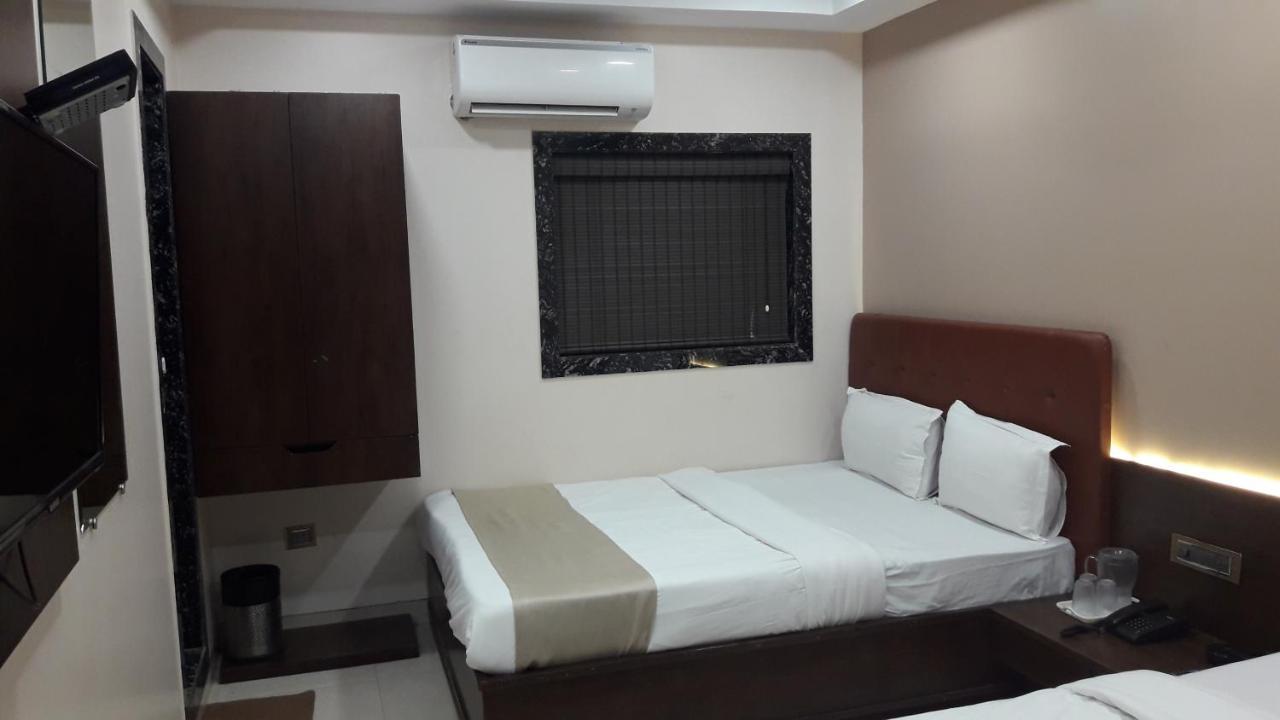 Shine Hospitality Palace Mumbai Exterior foto