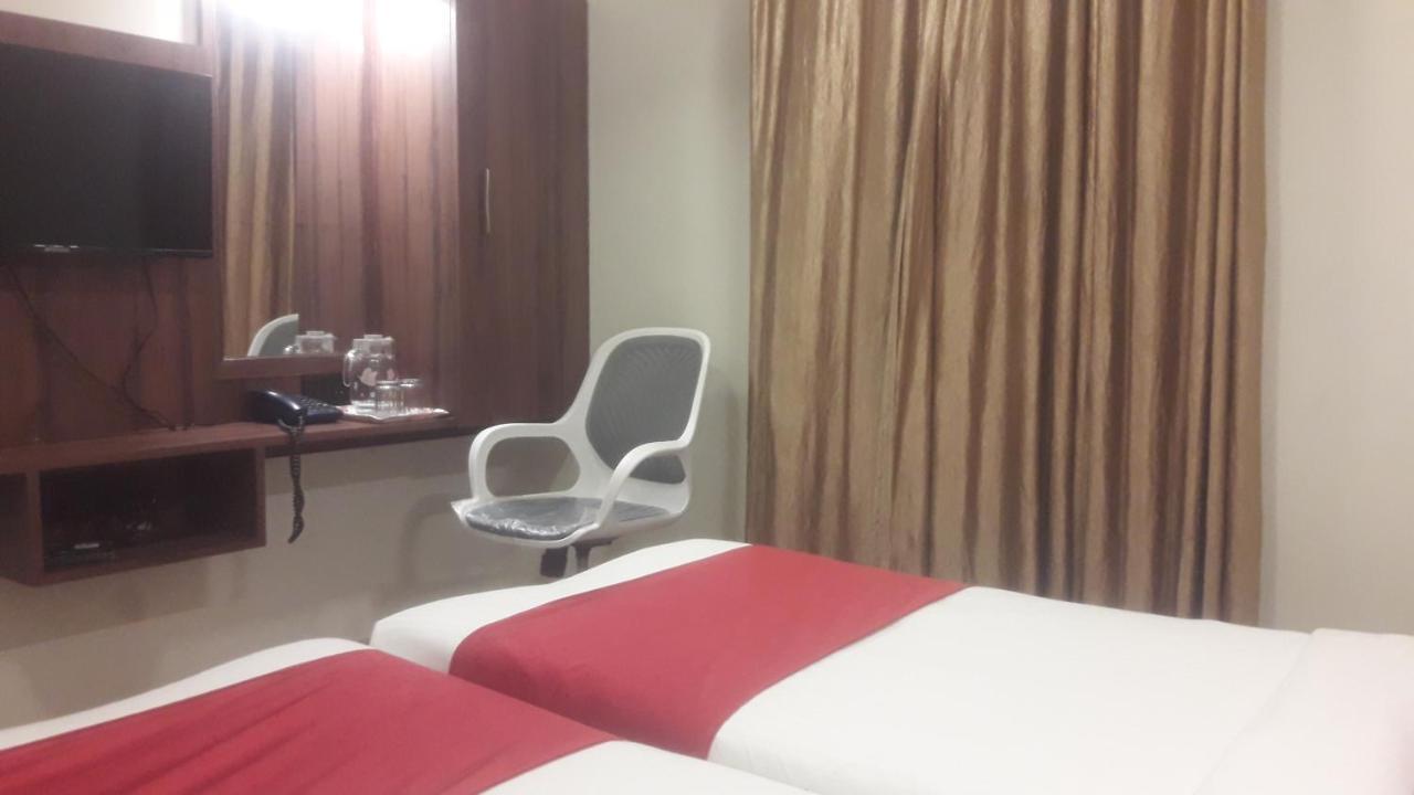 Shine Hospitality Palace Mumbai Exterior foto